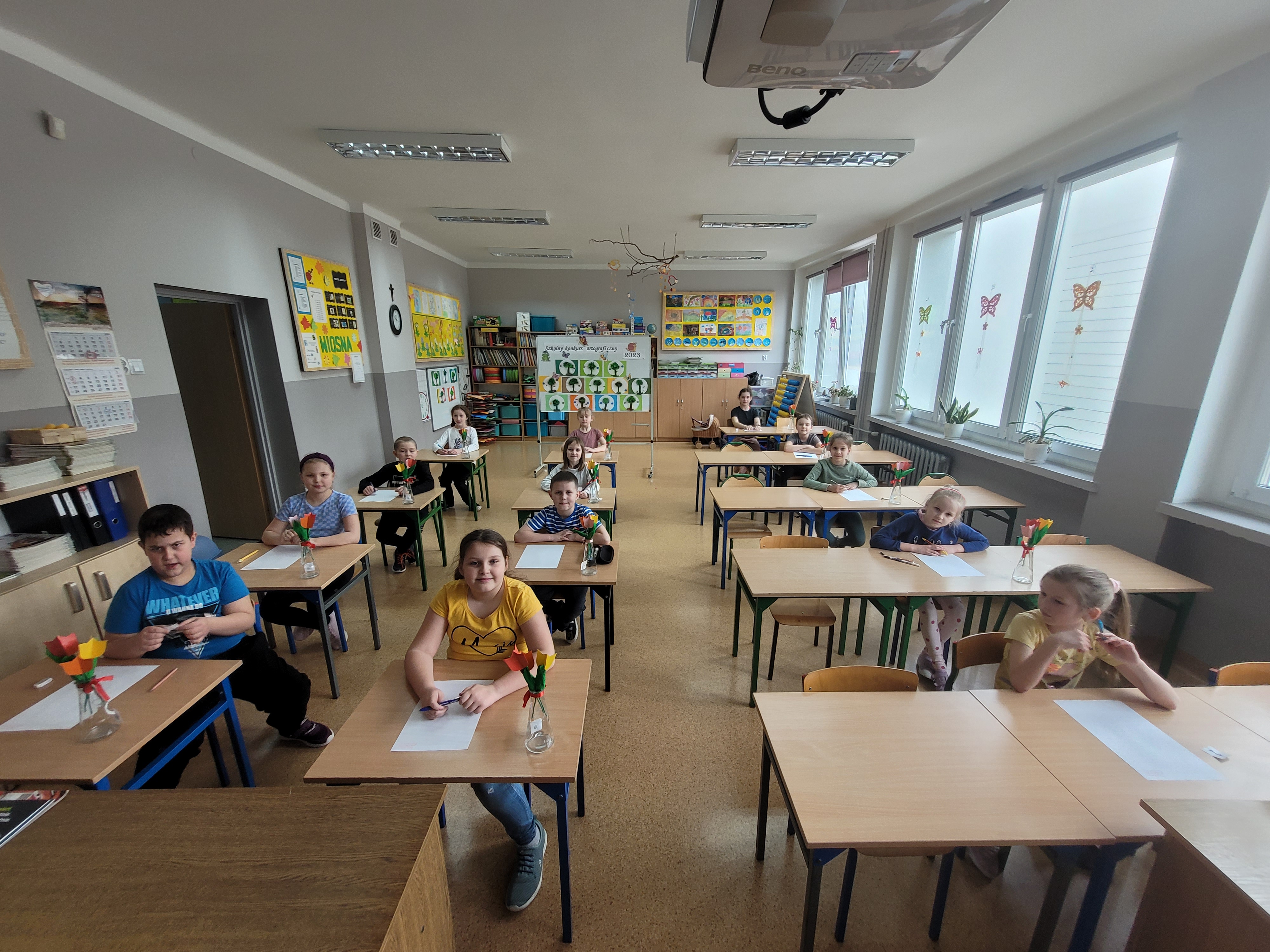 Uczniowie w trakcie szkolnego konkursu ortograficznego
